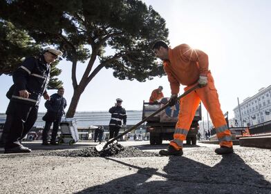 Gli interventi dei vigili urbani per chiudere le buche sulle strade della Capitale 2