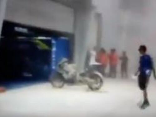 Motogp, la Suzuki di Rins prende fuoco. Paura ma nessuna conseguenza