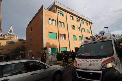 Roma, evacuati i pazienti dell'ospedale Villa San Pietro per un incendio 1