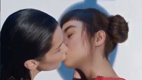 Bella Hadid, bacio saffico con Lil Miquela