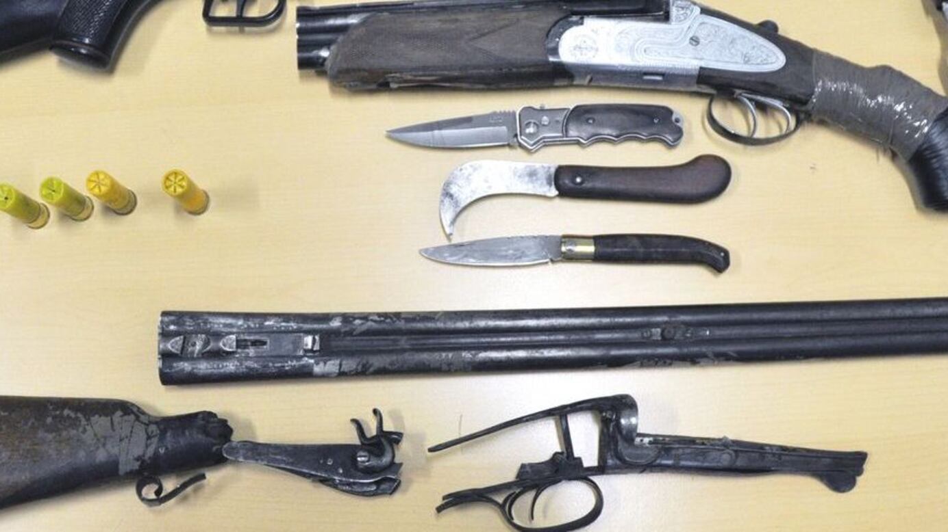 A spasso con coltelli, lupara e munizioni sotto la giacca