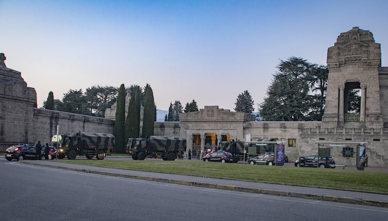 Per spostare le salme dal cimitero di Bergamo arriva l'esercito 4