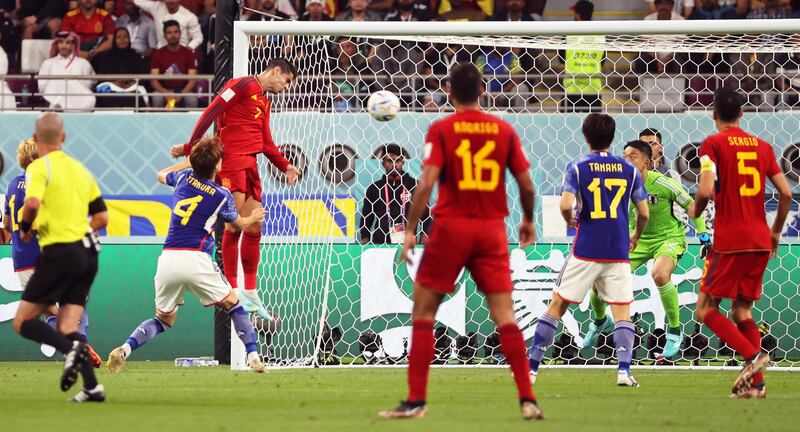 Alvaro Morata segna di testa l'1-0 in Spagna-Giappone