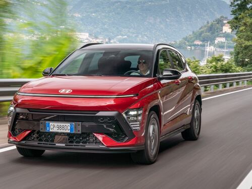Nuova Hyundai Kona 2023: primo contatto su strada, motori, dotazione e prezzo