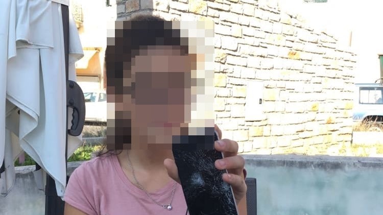 Rapina choc in pieno giorno: 12enne assalita alle spalle da un migrante