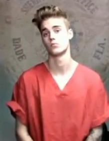 Justin Bieber, smorfie e boccacce in prigione prima di uscire su cauzione 10