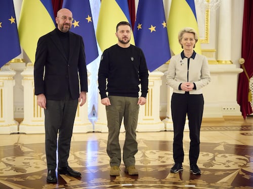 A Kiev summit tra le bombe. L'Ucraina pronta per l'Ue (che ora promette altri aiuti)