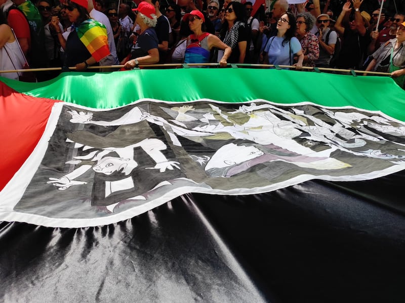 "No al genocidio", gli slogan in piazza a Roma. Contestato pure il Pd 5
