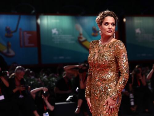 Il red carpet di Venezia brilla con Laura Chiatti