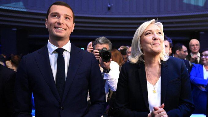 Francia, Le Pen davanti a tutti. E Macron invoca il blocco democratico