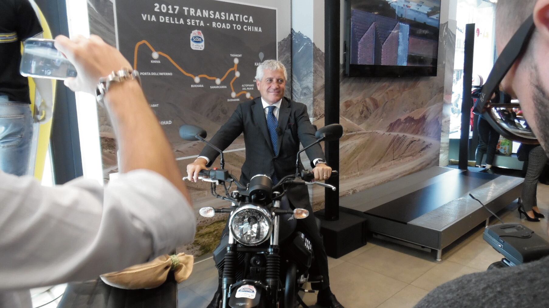 La lunga marcia del re del riso in moto ai confini del mondo