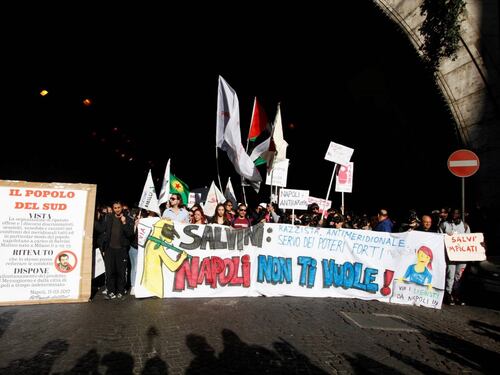 La moglie di De Magistris in piazza: "Salvini è razzista"