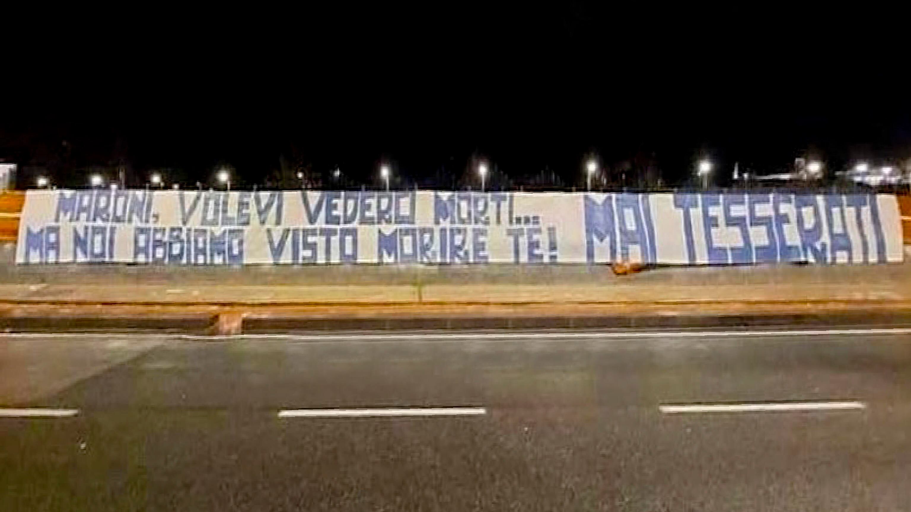 "Ci volevi morti, e invece... ". Striscione-vergogna a Napoli contro Maroni