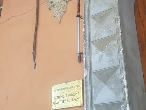 Nella "rossa" Bologna si brucia la bandiera italiana. FdI: "Atto gravissimo"