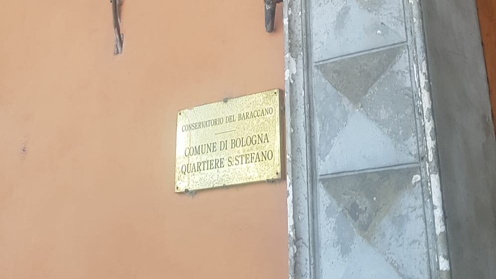 Nella "rossa" Bologna si brucia la bandiera italiana. FdI: "Atto gravissimo"