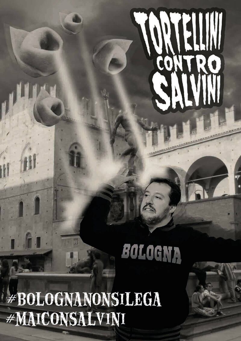 "De-leghizziamo bologna": i cartelli contro Salvini 7