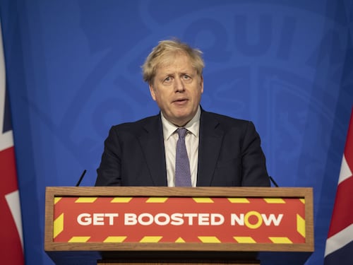 Boris si scusa con la Regina: feste nel lutto per Filippo