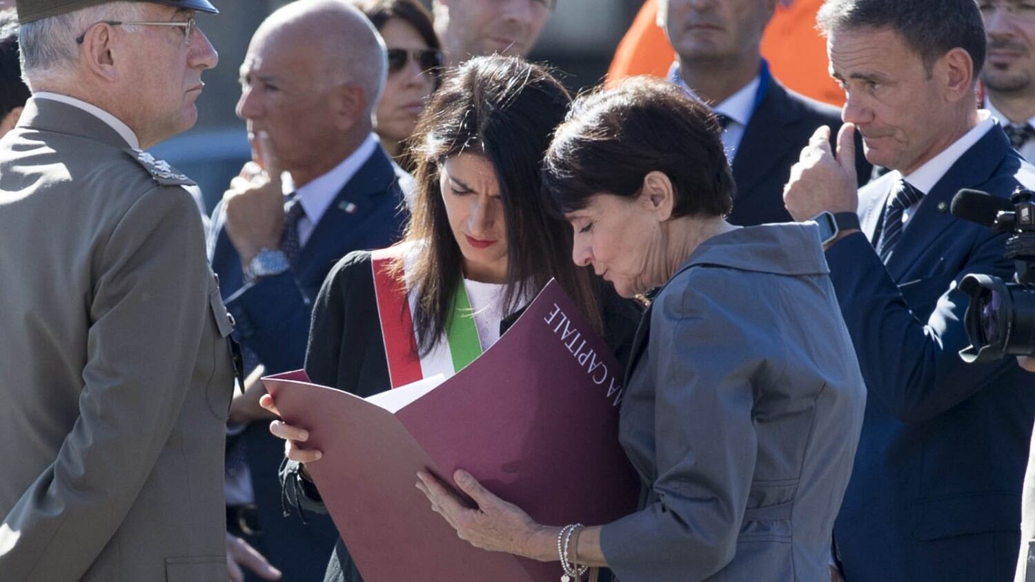 Raggi chiede un parere legale sul contratto che la lega al M5S