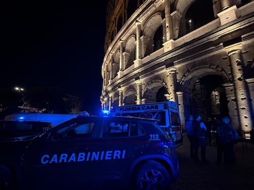 Tragedia al Colosseo, operaio di 22 anni muore dopo una caduta di 10 metri. Il ministro Giuli: “Siamo sgomenti e storditi”