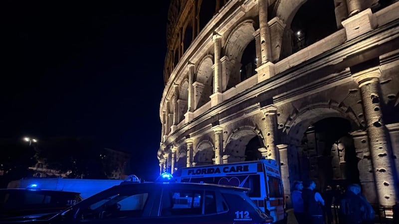 Tragedia al Colosseo, operaio di 22 anni muore dopo una caduta di 10 metri. Il ministro Giuli: “Siamo sgomenti e storditi”
