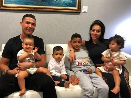 Cristiano Ronaldo gioca insieme alla figlia con la palla della Champions