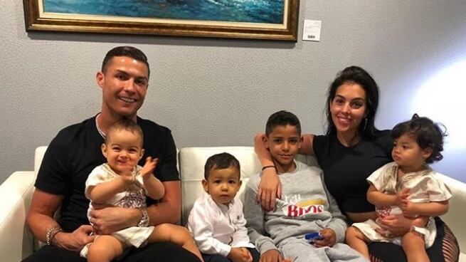 Cristiano Ronaldo gioca insieme alla figlia con la palla della Champions