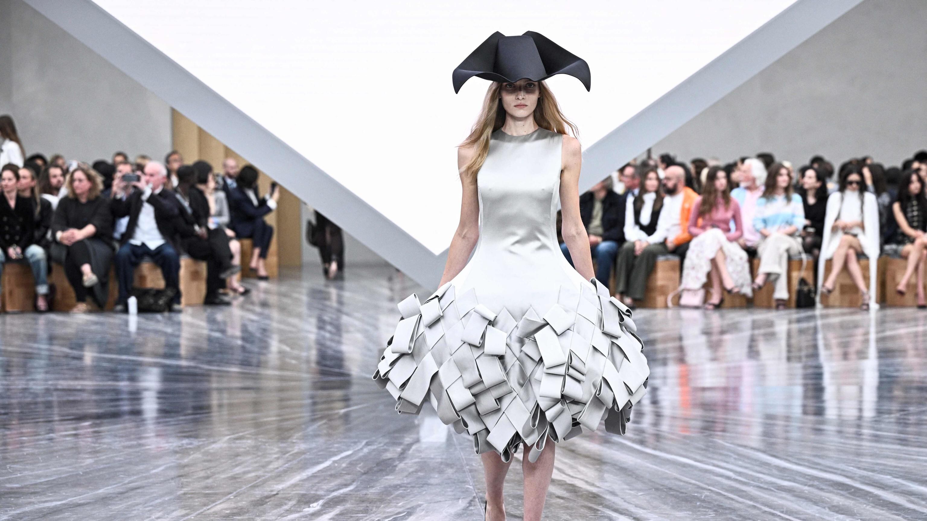 Con Dior un debutto stellare, con Vuitton tutti a casa dalla Regina