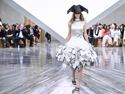 Con Dior un debutto stellare, con Vuitton tutti a casa dalla Regina