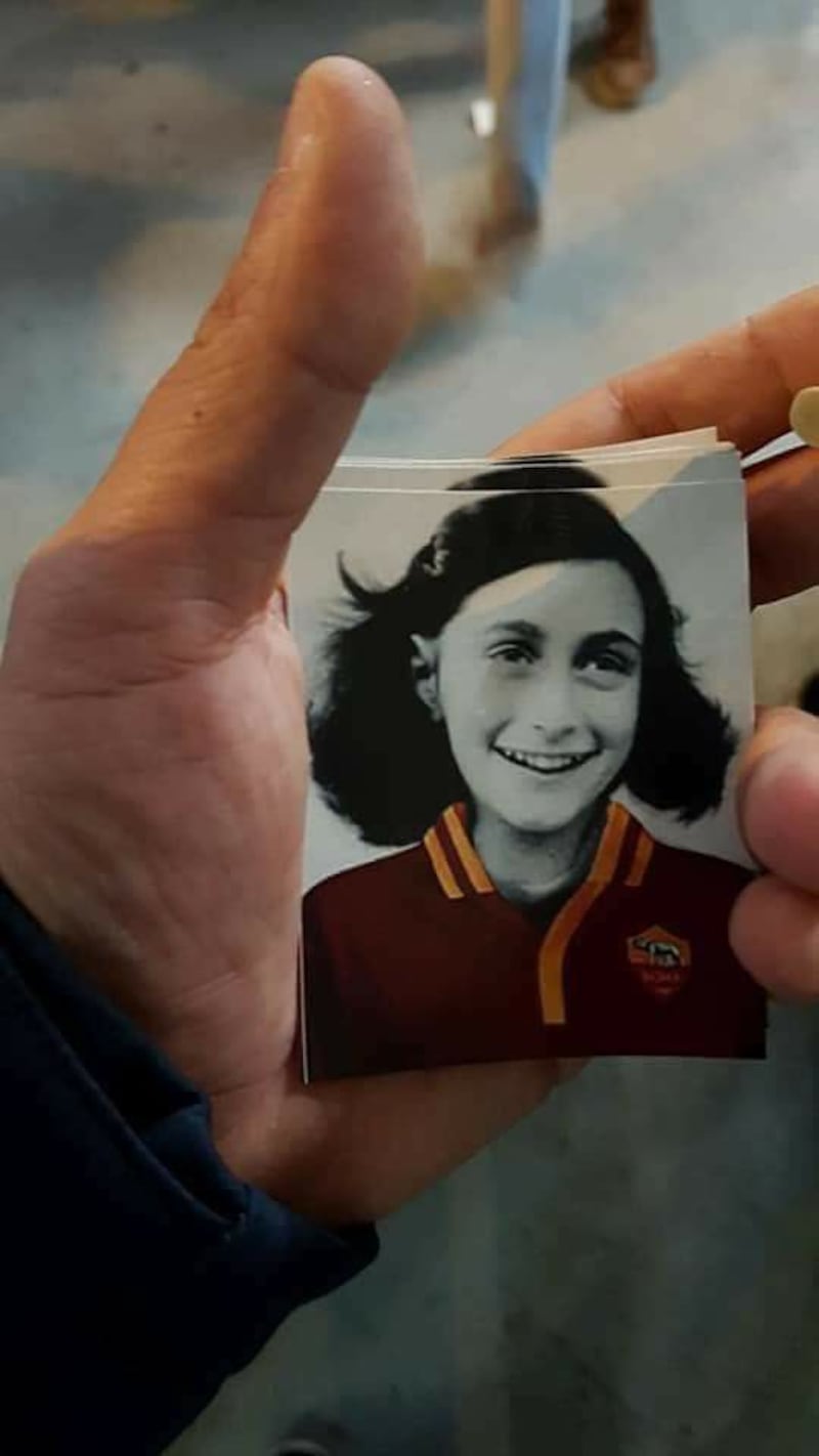 Le figurine di Anna Frank con la maglia della Roma 1