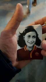 Le figurine di Anna Frank con la maglia della Roma 1