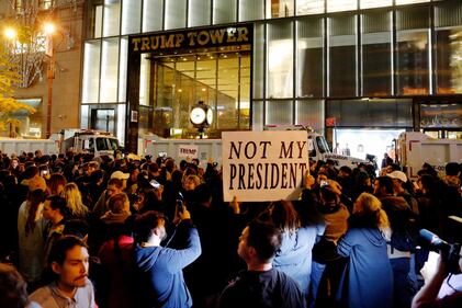 In migliaia in piazza contro Trump 5