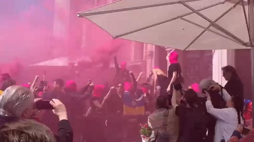 Venezia, ancora un blitz delle Pussy Riot, bloccate prima di Piazza San Marco: cori contro Putin e bandiere dell'Ucraina