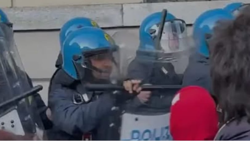 Anarchici assaltano il Comune. Serata di guerriglia a Lecco