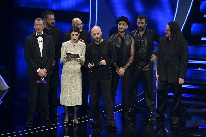 Sanremo 2024: ecco il look della seconda serata del Festival dei Negramaro 1