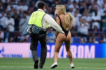 Champions League, la sexy invasione di campo in Tottenham-Liverpool 2