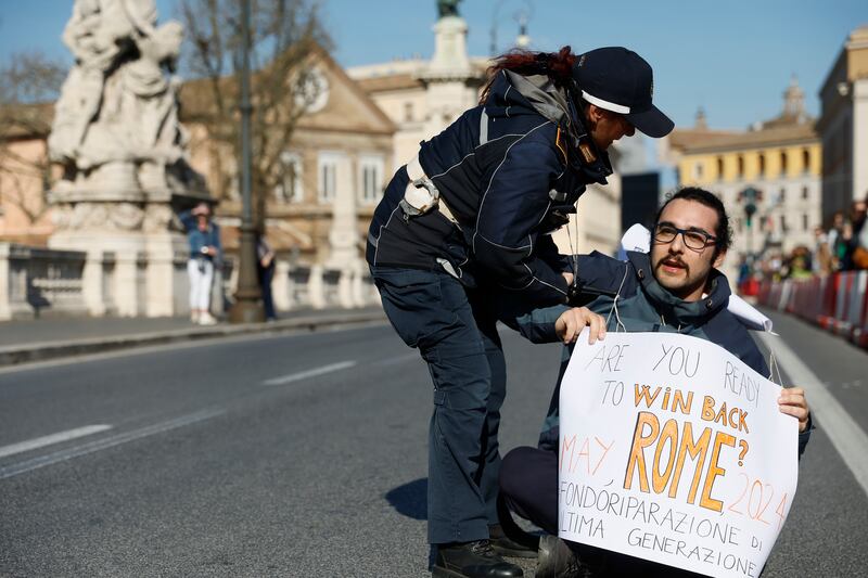 Roma, attivisti di Ultima Generazione interrompono maratona: le immagini 3