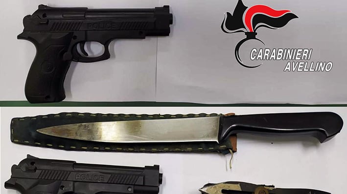 Avellino, gira per strada con due pistole, un coltello e un pugnale