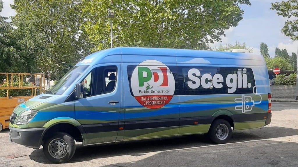 Il bus elettrico si scarica e lo lascia a piedi: flop della campagna ecologista di Letta