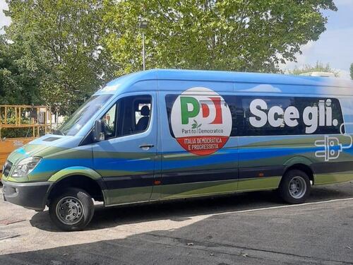 Il bus elettrico si scarica e lo lascia a piedi: flop della campagna ecologista di Letta