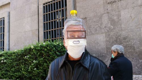 Una tanica come visiera per proteggersi dal virus 2
