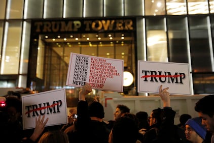 In migliaia in piazza contro Trump 14