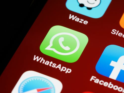 Bruxelles sfida Meta sull’IA: WhatsApp dovrà aprirsi ai chatbot rivali, scontro da miliardi con l’Europa