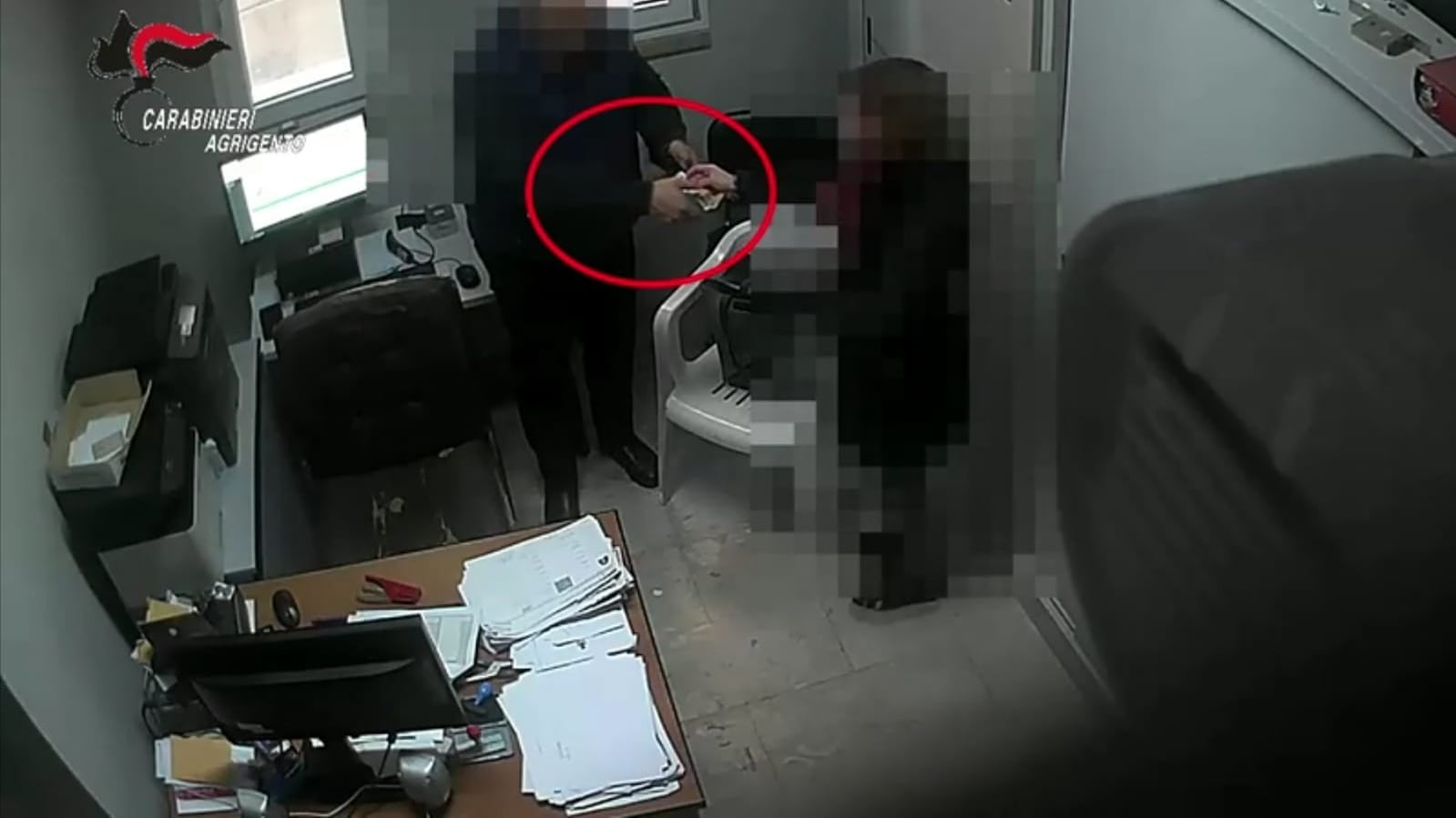 Si faceva pagare per le carte d'identità: in arresto un impiegato comunale