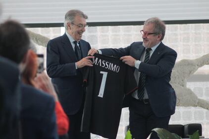 Berlusconi e Moratti premiati da Maroni 6