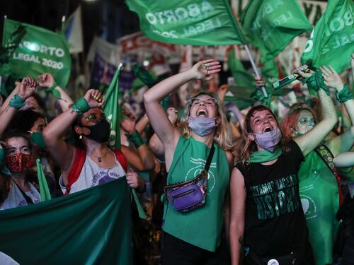 Argentina, aborto legale. Vittoria delle femministe. Battuto Papa Francesco