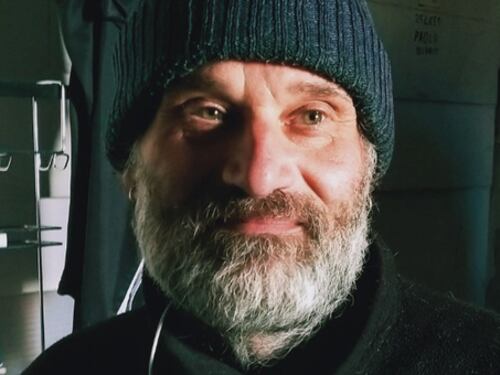 L'ex fabbro che dice no ai soldi dallo Stato: “Vivo felice con due euro al giorno”