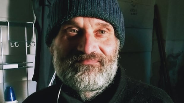 L'ex fabbro che dice no ai soldi dallo Stato: “Vivo felice con due euro al giorno”