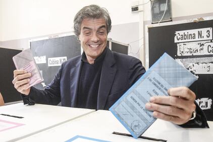 Alfio galantuomo: al seggio baciamano a tutte le donne 15