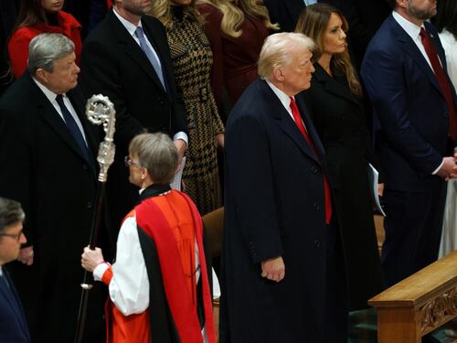 "Abbia pietà". "Tono sgradevole". Il monito del vescovo donna e la frecciata di Trump
