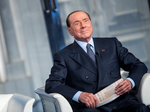 Gli azzurri festeggiano con l'omaggio a Silvio. La famiglia non molla: "Il nostro sostegno a Forza Italia continua"